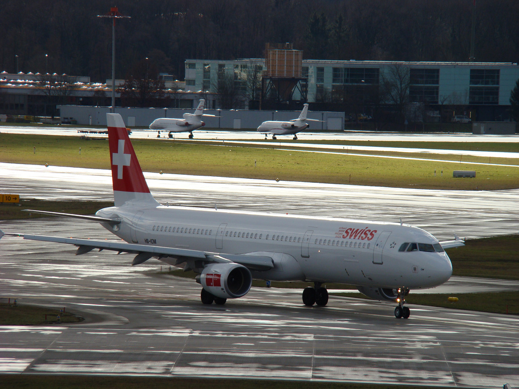 Photo of Swiss International Airlines HB-IOM, Airbus A321