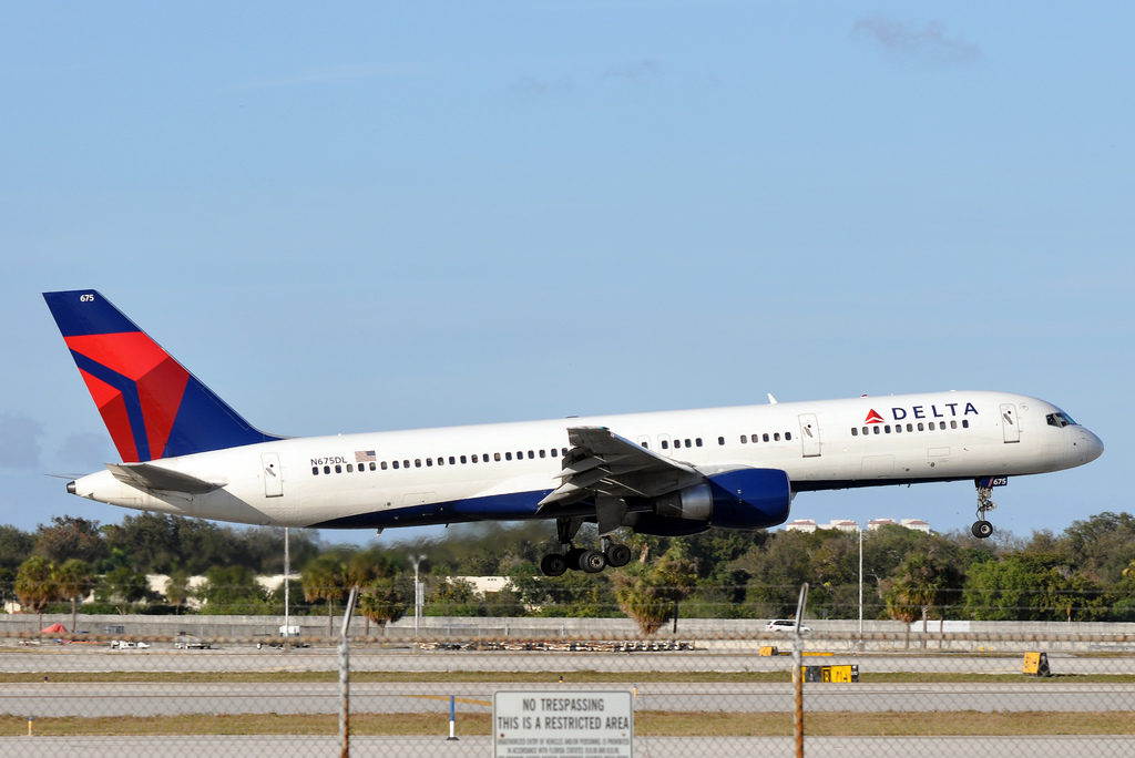 Photo of Delta Airlines N675DL, Boeing 757-200