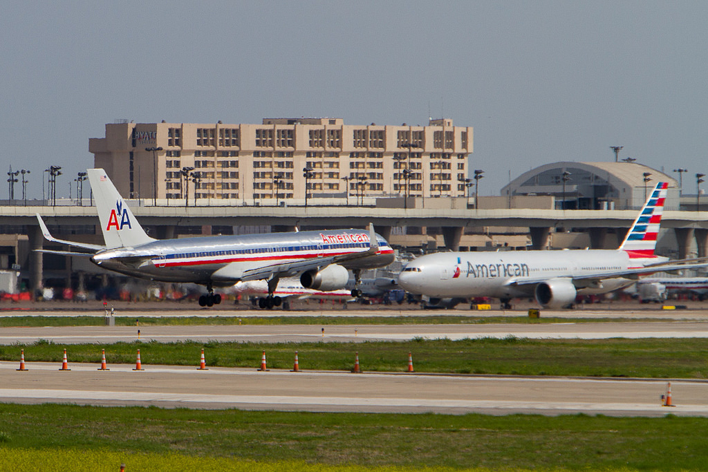 Photo of American Airlines N677AN, Boeing 757-200