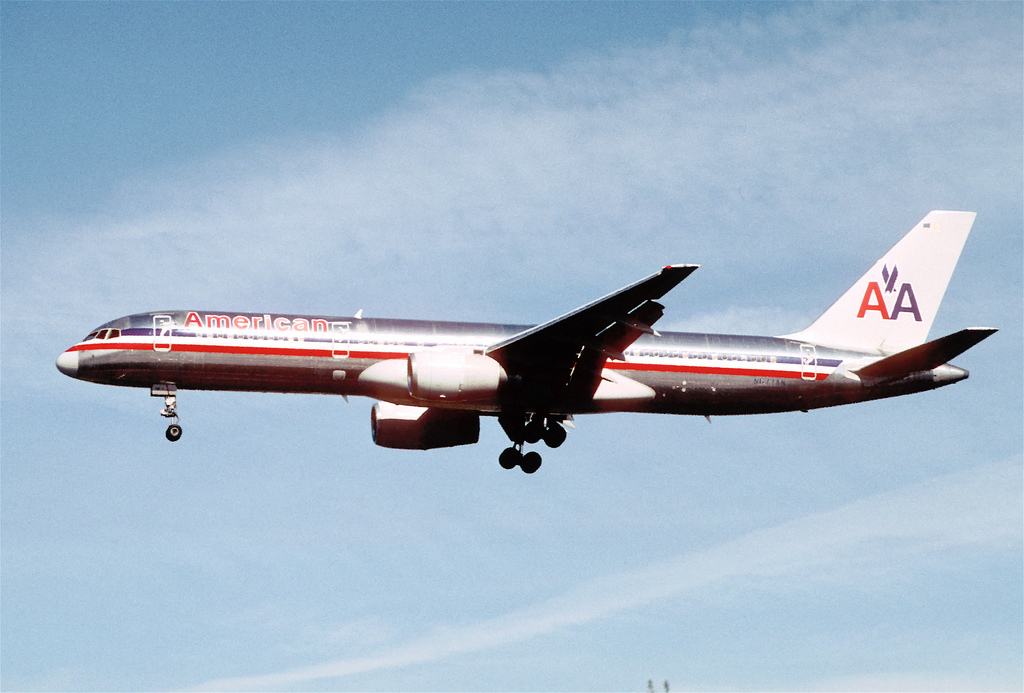 Photo of American Airlines N677AN, Boeing 757-200