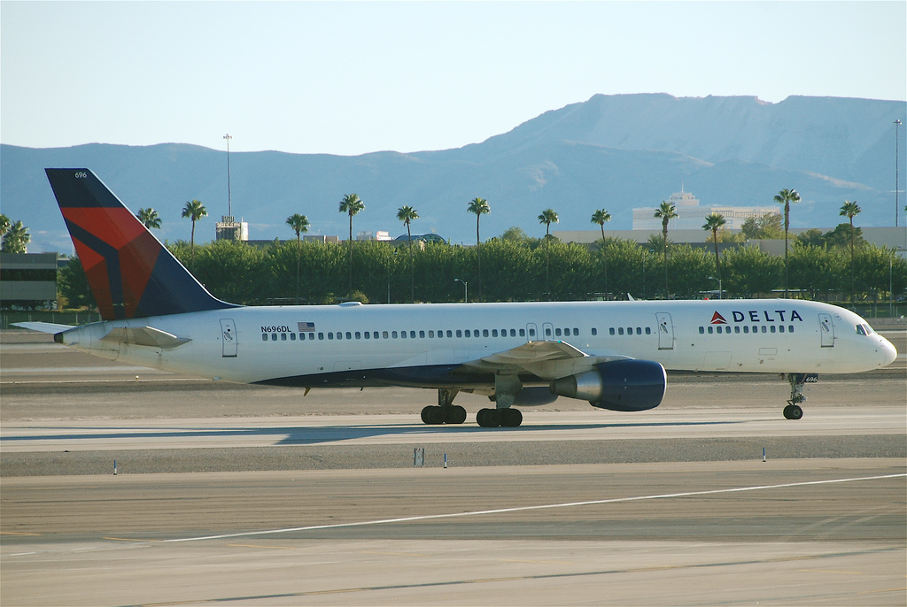 Photo of Delta Airlines N696DL, Boeing 757-200