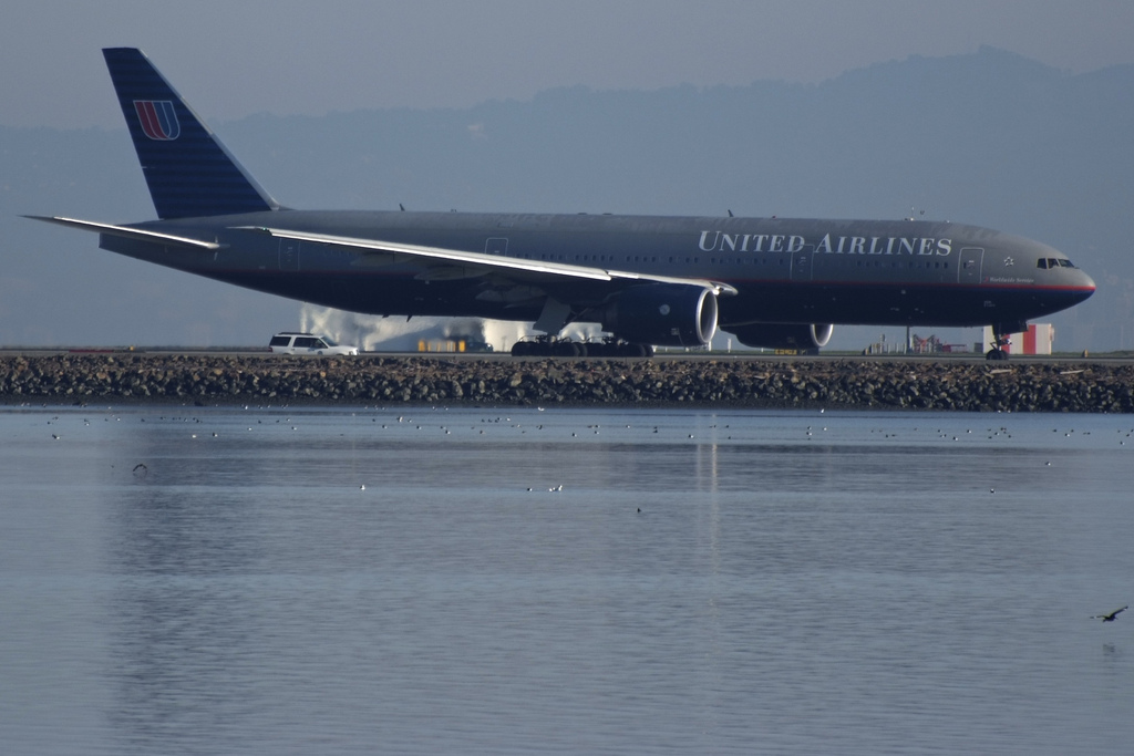 Photo of United N215UA, Boeing 777-200
