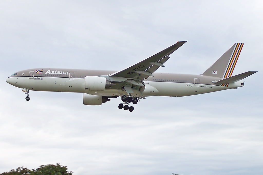 Photo of Asiana Airlines HL7742, Boeing 777-200