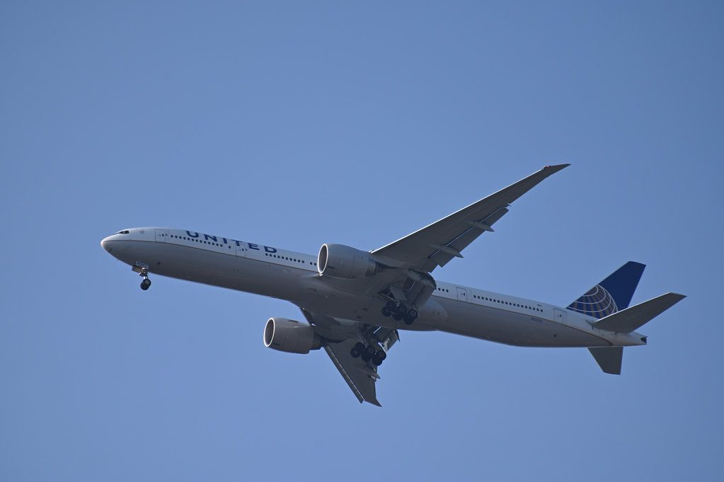 Photo of United N2333U, Boeing 777-300