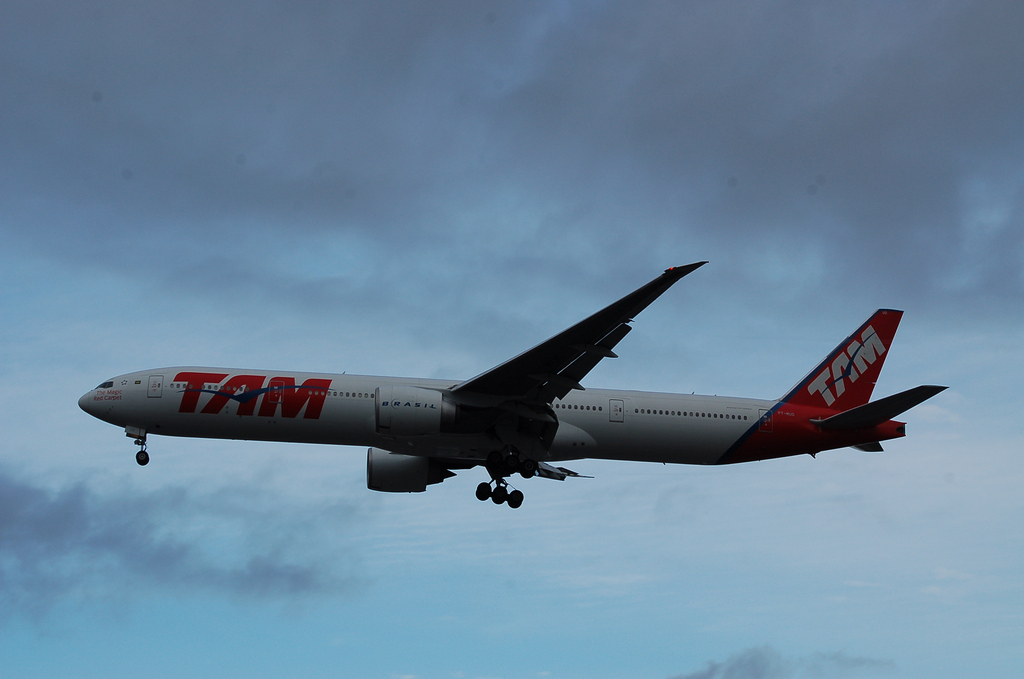 Photo of LATAM Airlines Brasil PT-MUD, Boeing 777-300