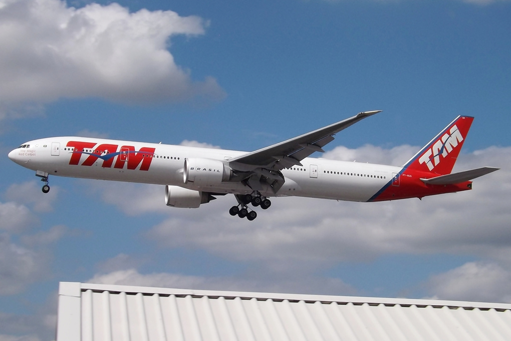 Photo of LATAM Airlines Brasil PT-MUD, Boeing 777-300