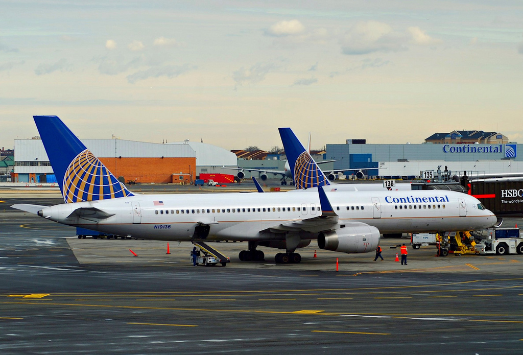 Photo of United N19136, Boeing 757-200