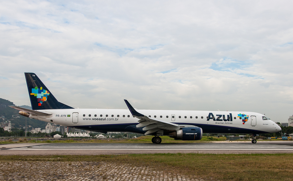 Photo of Azul Linhas Aereas PR-AYN, Embraer ERJ-195