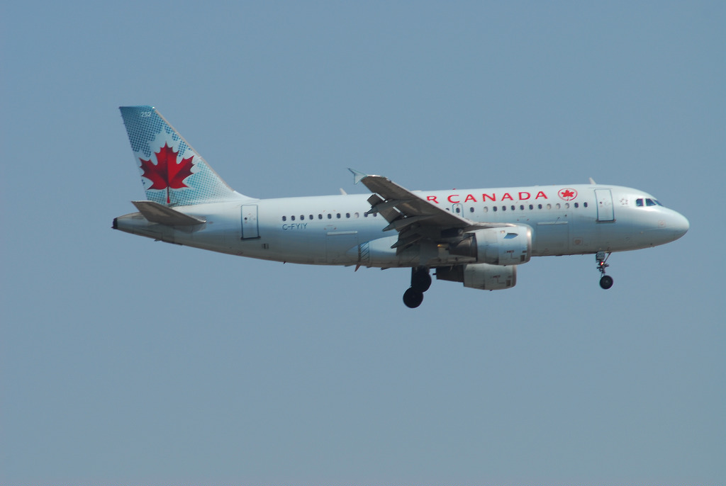 Photo of Air Canada Rouge C-FYIY, Airbus A319
