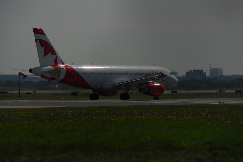 Photo of Air Canada Rouge C-GJVY, Airbus A319