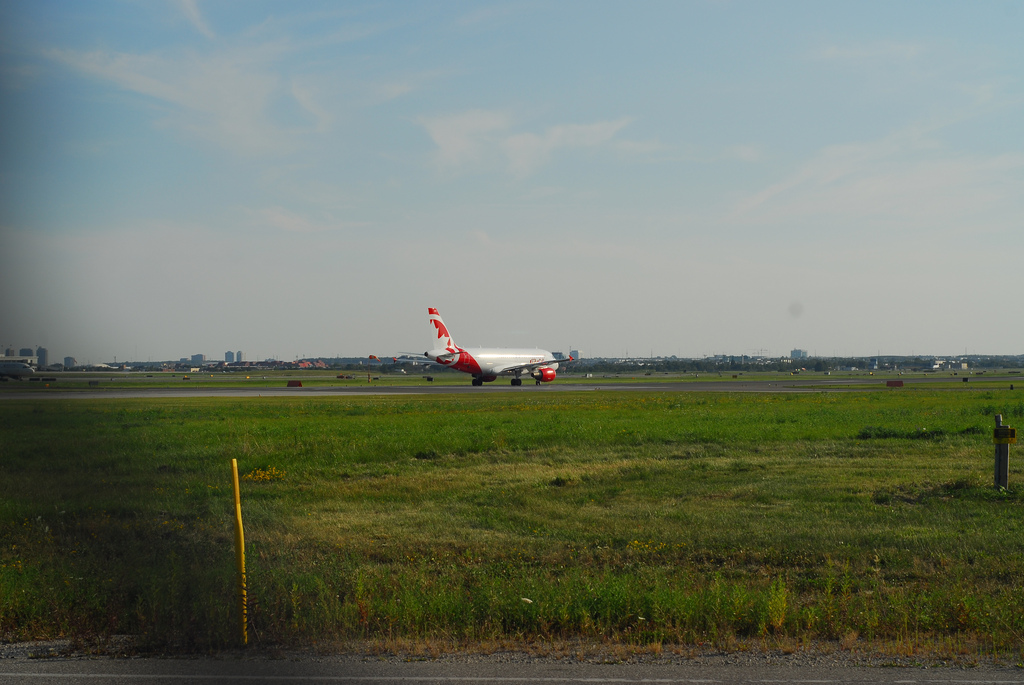 Photo of Air Canada Rouge C-GSJB, Airbus A319