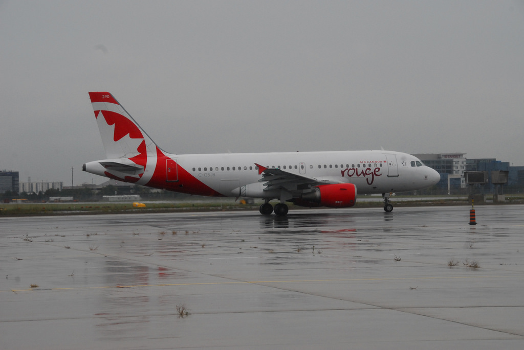 Photo of Air Canada Rouge C-GSJB, Airbus A319