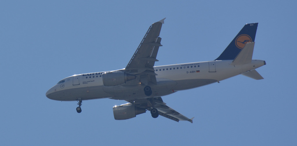 Photo of Lufthansa D-AIBH, Airbus A319
