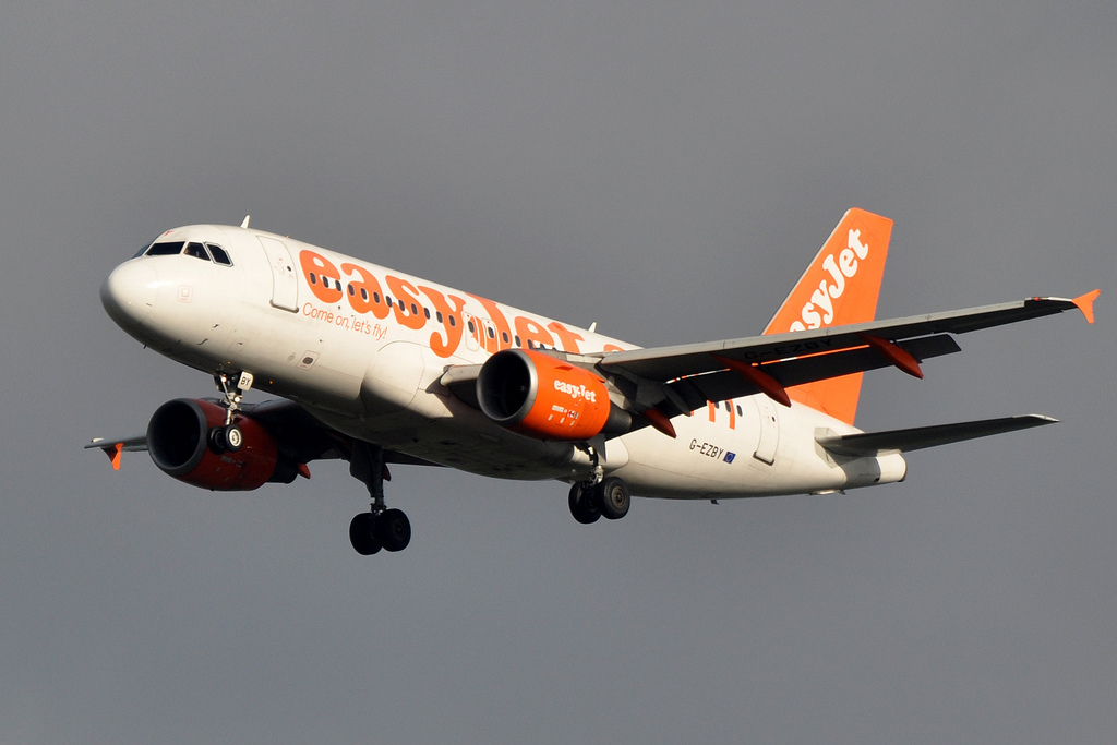 Photo of Easyjet G-EZBY, Airbus A319