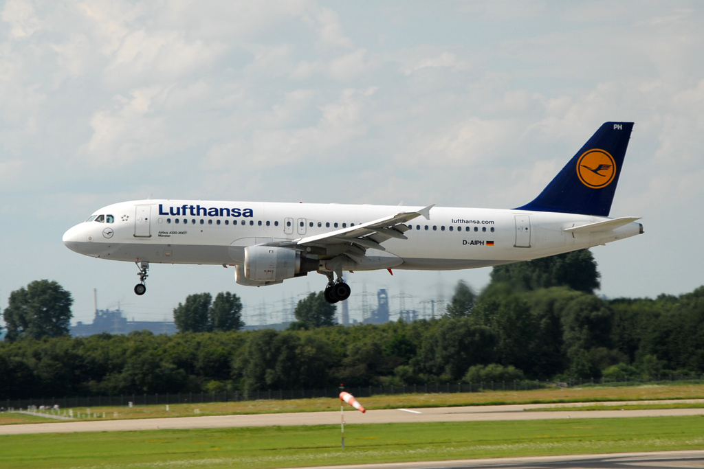 Photo of Lufthansa D-AIPH, Airbus A320