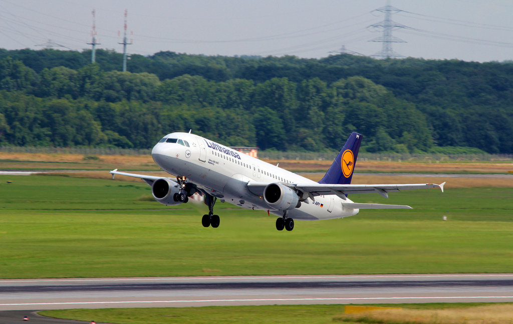 Photo of Lufthansa D-AIPY, Airbus A320