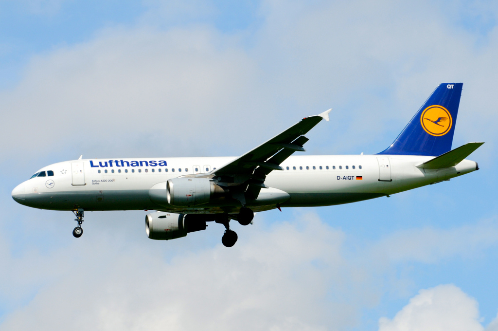 Photo of Lufthansa D-AIQT, Airbus A320