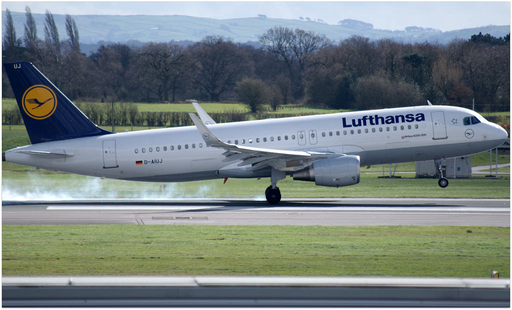 Photo of Lufthansa D-AIUJ, Airbus A320
