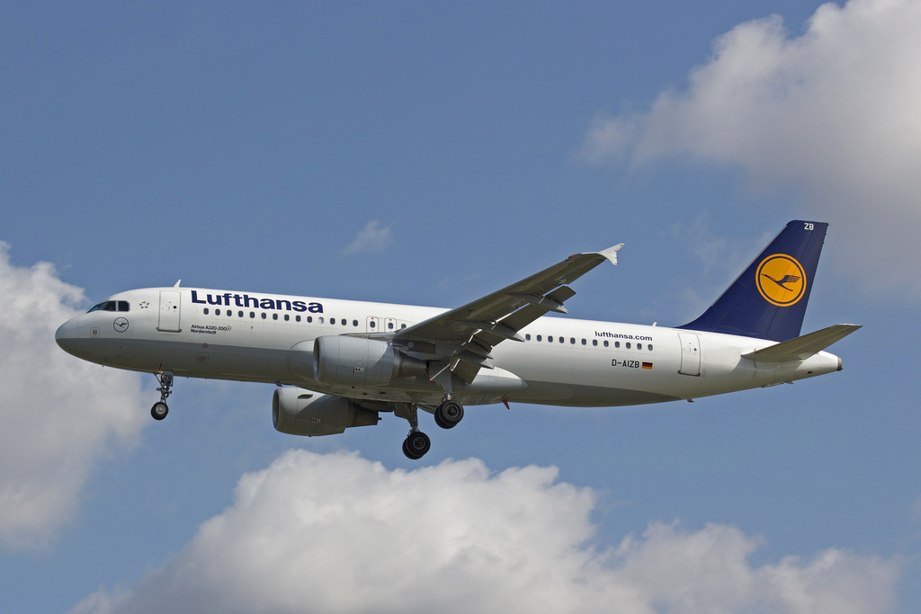 Photo of Lufthansa D-AIZB, Airbus A320
