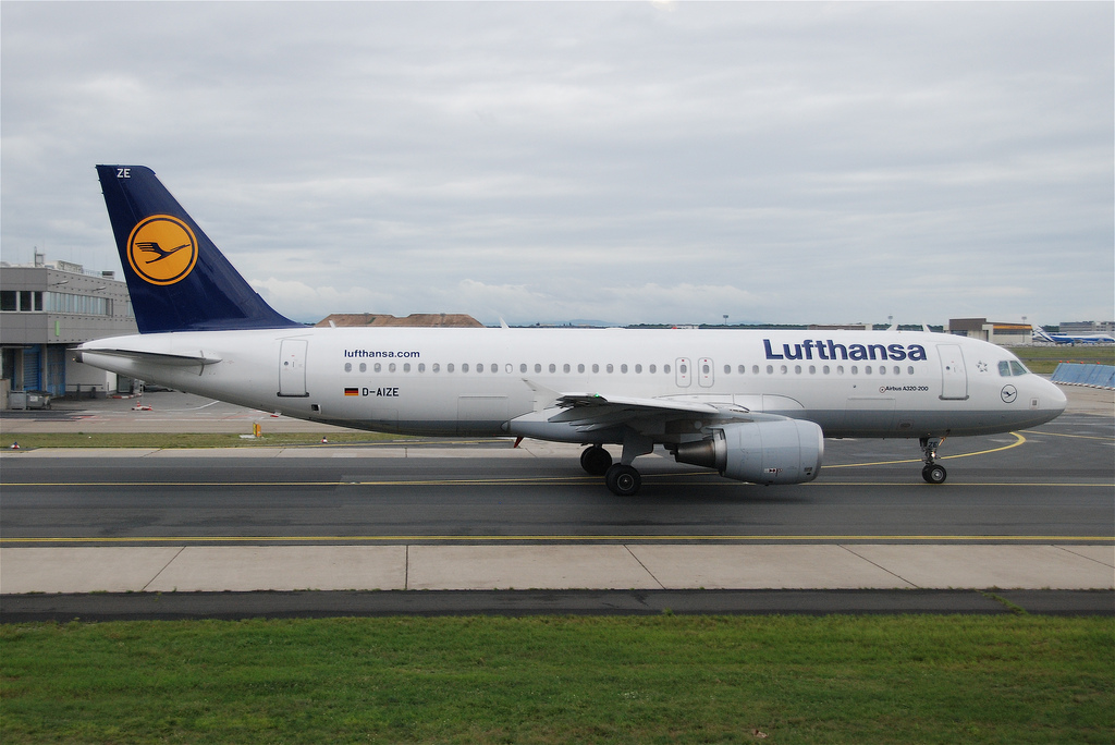 Photo of Lufthansa D-AIZE, Airbus A320