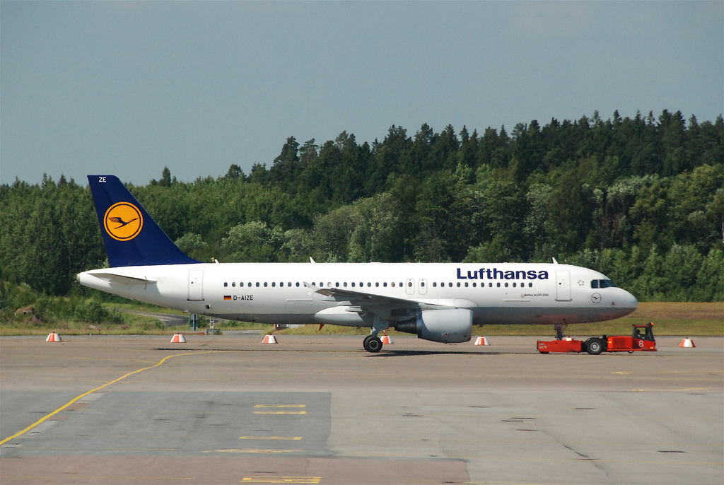 Photo of Lufthansa D-AIZE, Airbus A320
