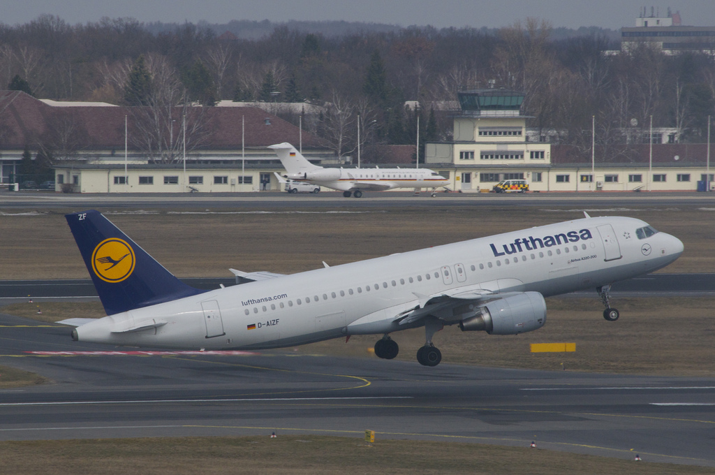 Photo of Lufthansa D-AIZF, Airbus A320