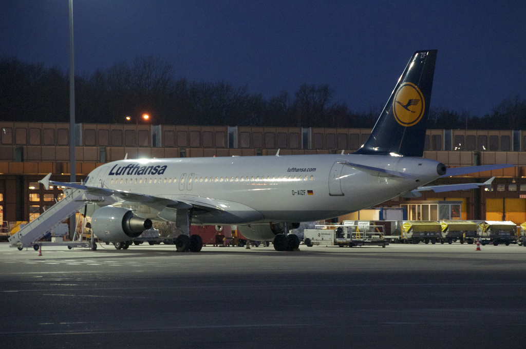 Photo of Lufthansa D-AIZF, Airbus A320