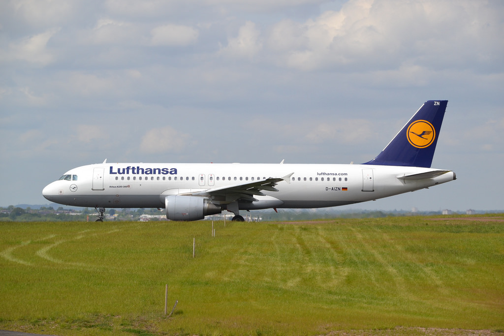 Photo of Lufthansa D-AIZN, Airbus A320