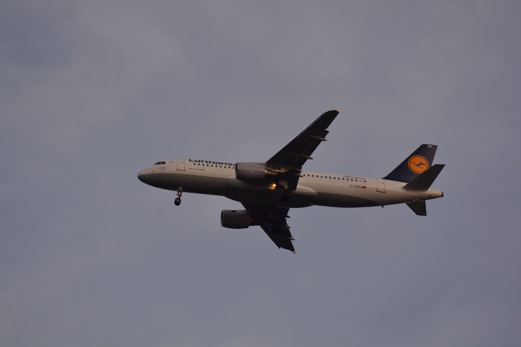 Photo of Lufthansa D-AIZN, Airbus A320