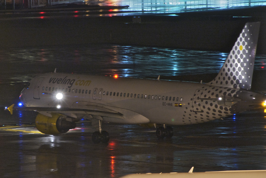 Photo of Vueling EC-HHA, Airbus A320