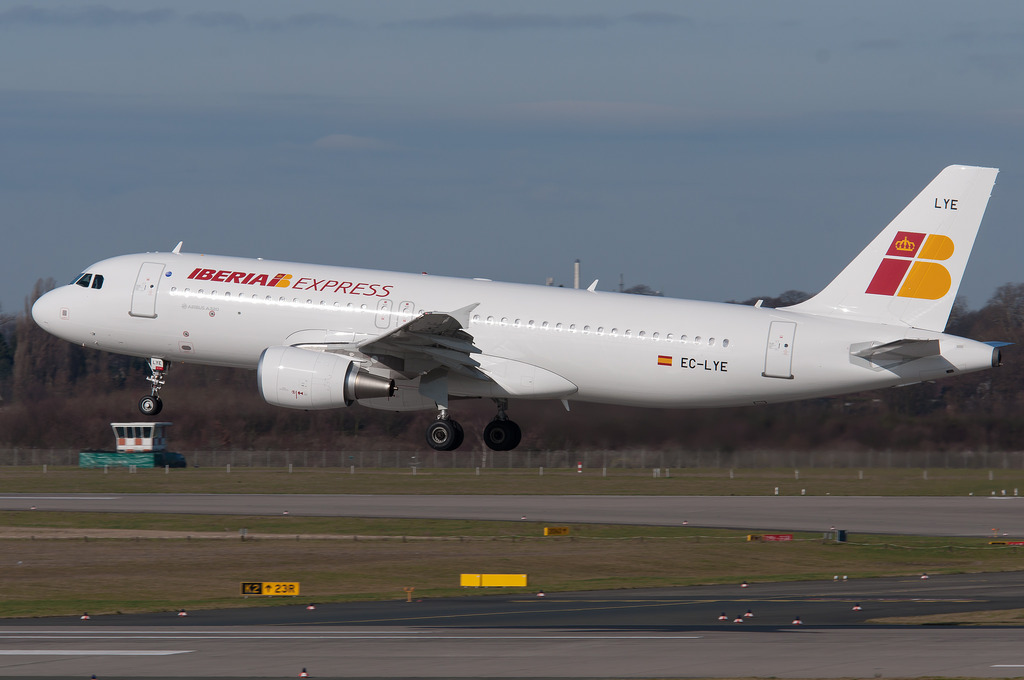 Photo of Iberia EC-LYE, Airbus A320