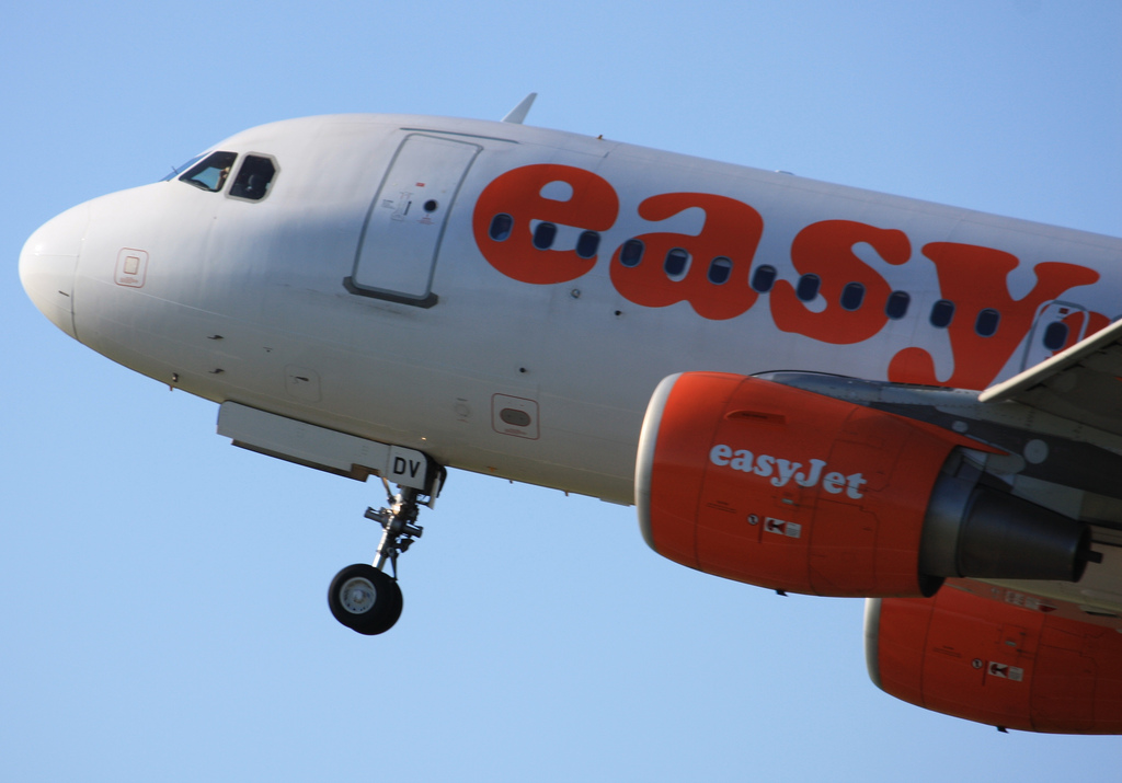 Photo of Easyjet G-EZDV, Airbus A319