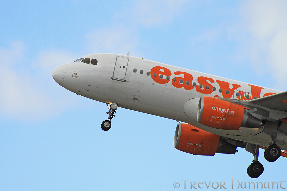 Photo of Easyjet G-EZTY, Airbus A320