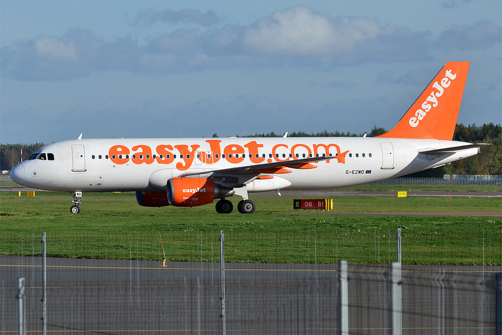 Photo of Easyjet G-EZWD, Airbus A320