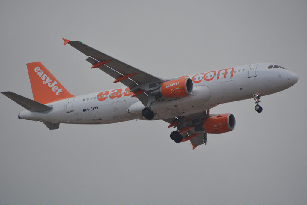 Photo of Easyjet G-EZWD, Airbus A320