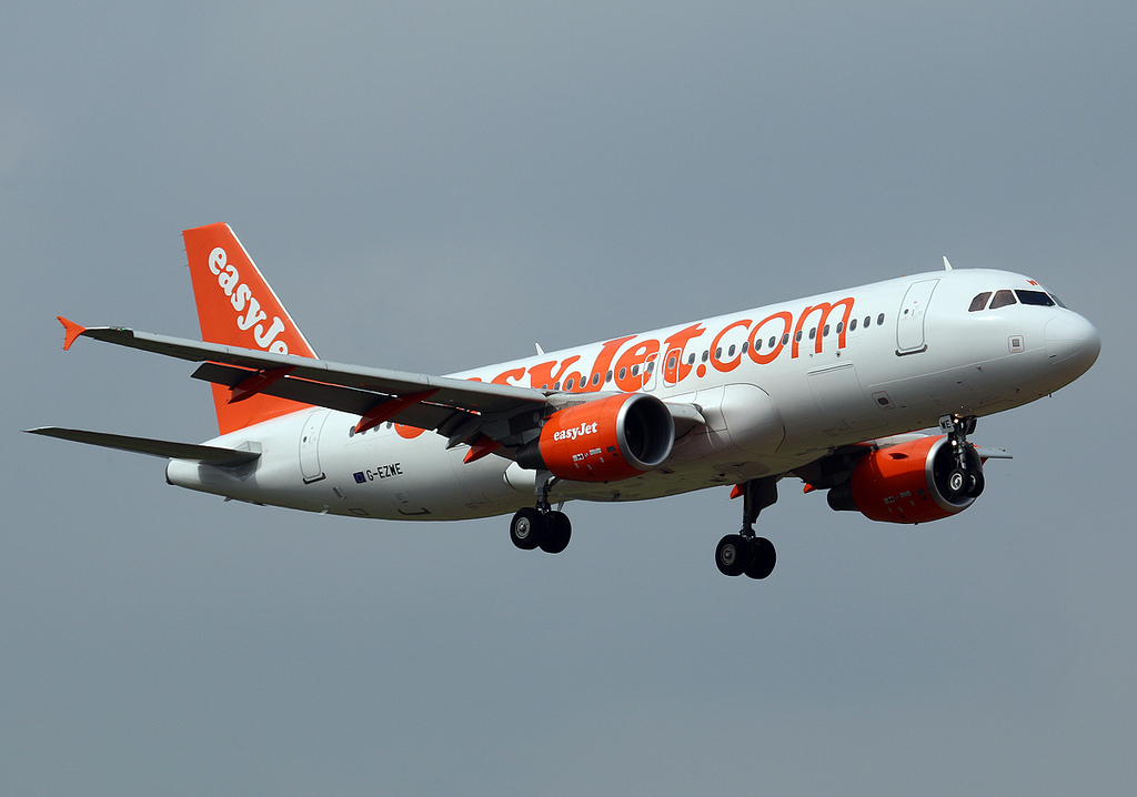Photo of Easyjet G-EZWE, Airbus A320