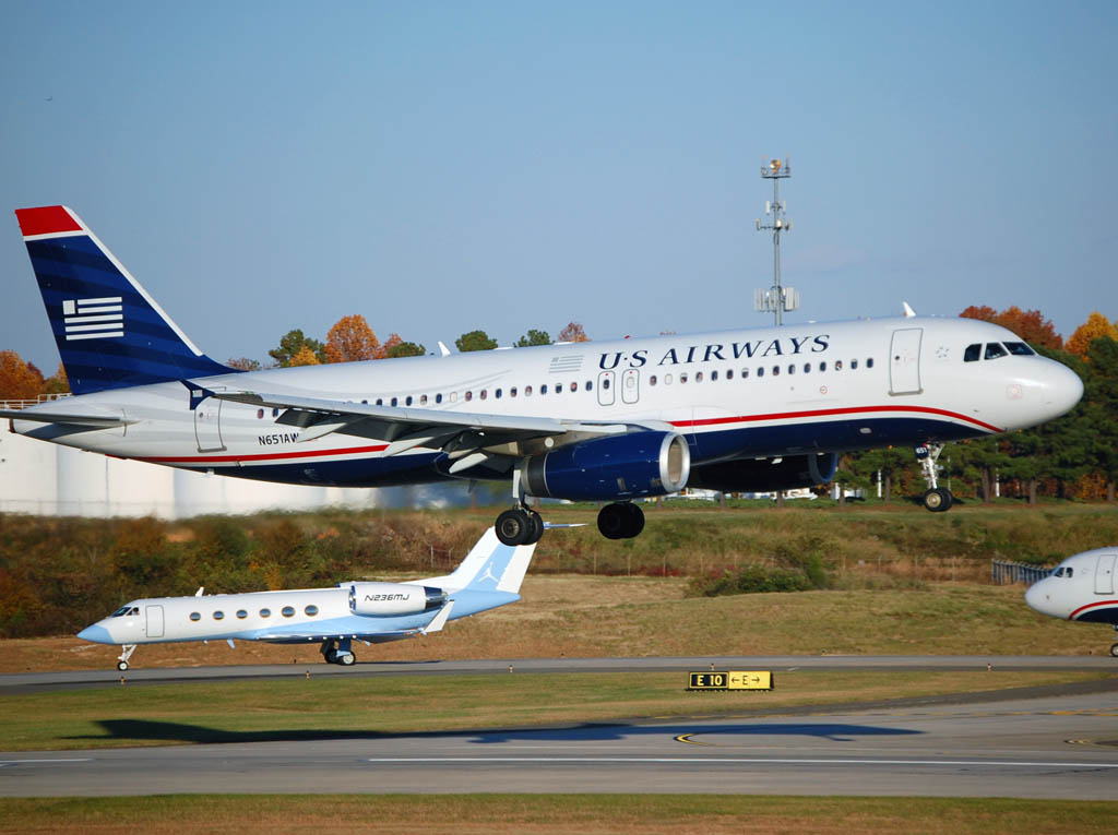 Photo of American Airlines N651AW, Airbus A320