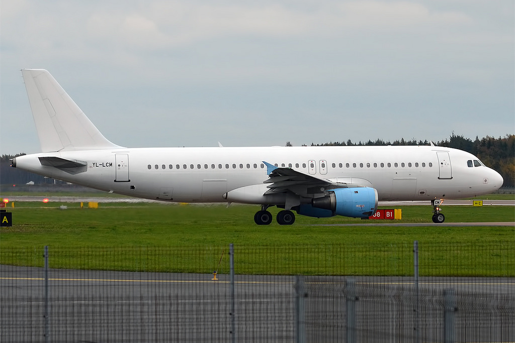 Photo of Smartlynx YL-LCM, Airbus A320