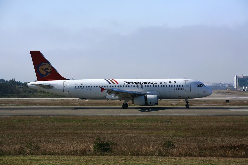 Photo of V Air B-22610, Airbus A321