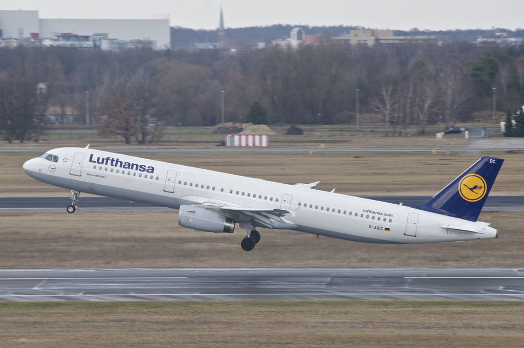 Photo of Lufthansa D-AIDC, Airbus A321