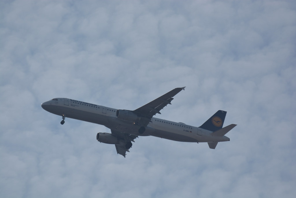 Photo of Lufthansa D-AIRL, Airbus A321
