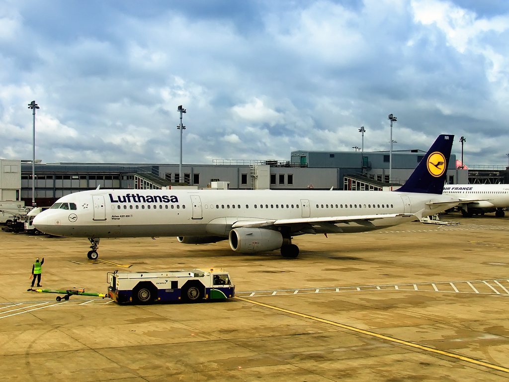 Photo of Lufthansa D-AIRR, Airbus A321