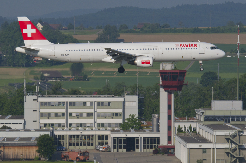 Photo of Swiss International Airlines HB-IOD, Airbus A321