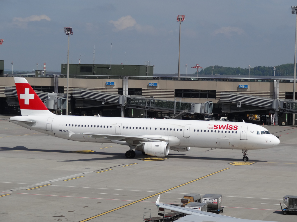 Photo of Swiss International Airlines HB-IOM, Airbus A321