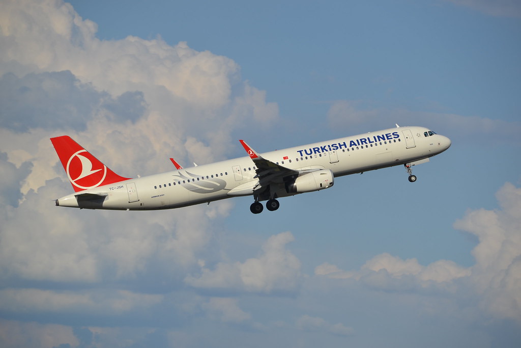 Photo of THY Turkish Airlines TC-JSH, Airbus A321