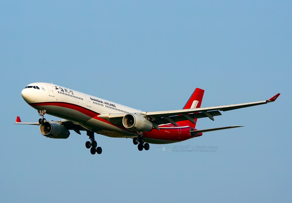 Photo of Shanghai Airlines B-6127, Airbus A330-300