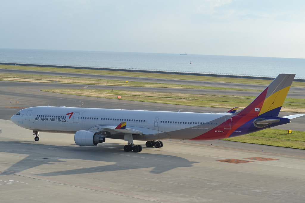 Photo of Asiana Airlines HL7746, Airbus A330-300