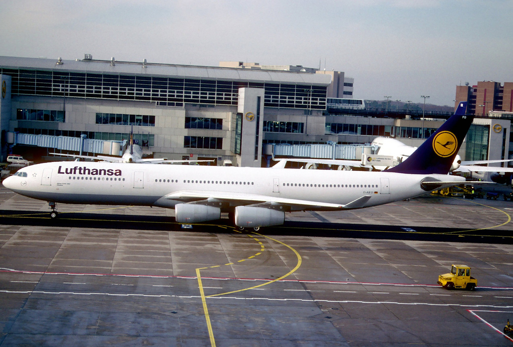 Photo of Lufthansa D-AIFD, Airbus A340-300