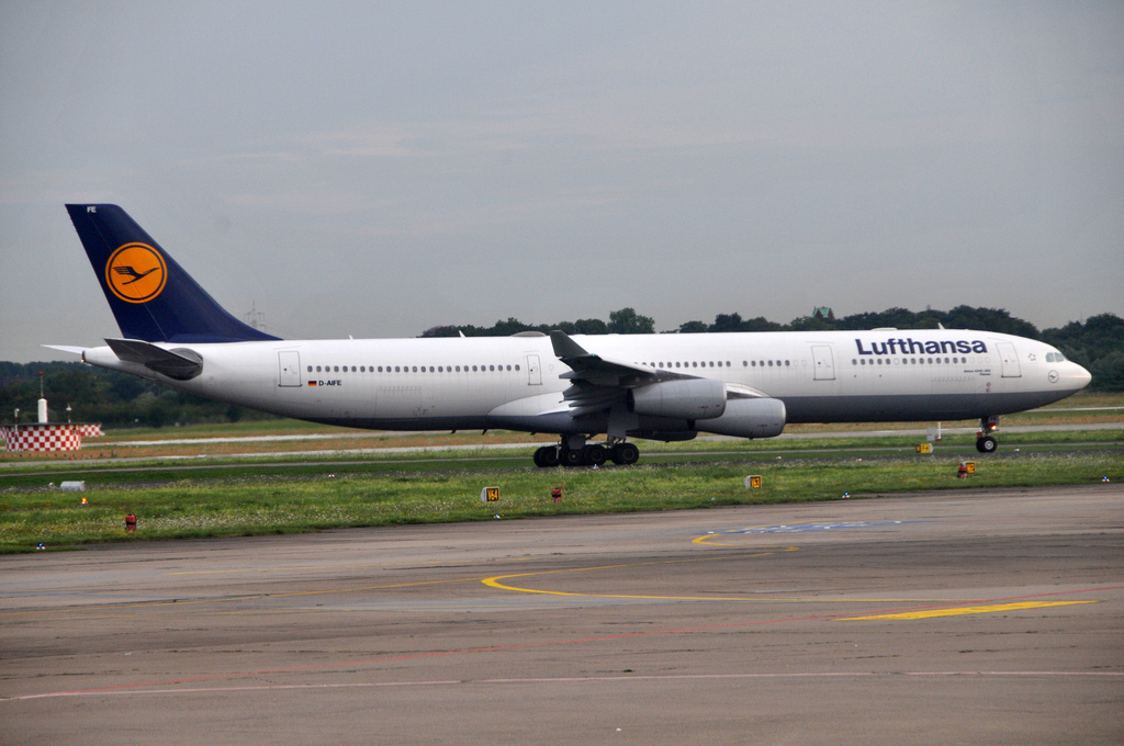 Photo of Lufthansa D-AIFE, Airbus A340-300