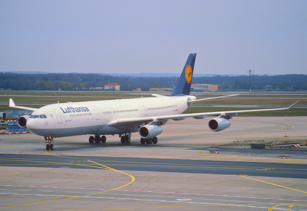 Photo of Lufthansa D-AIGL, Airbus A340-300